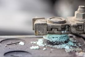 Imagem de uma pessoa fazendo uma carga rápida na bateria de um carro